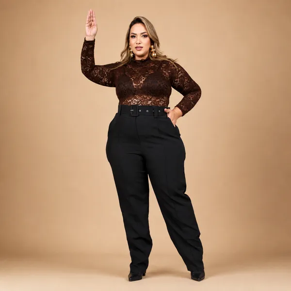 Modelo plus size veste body de renda marrom com calça preta de cinto